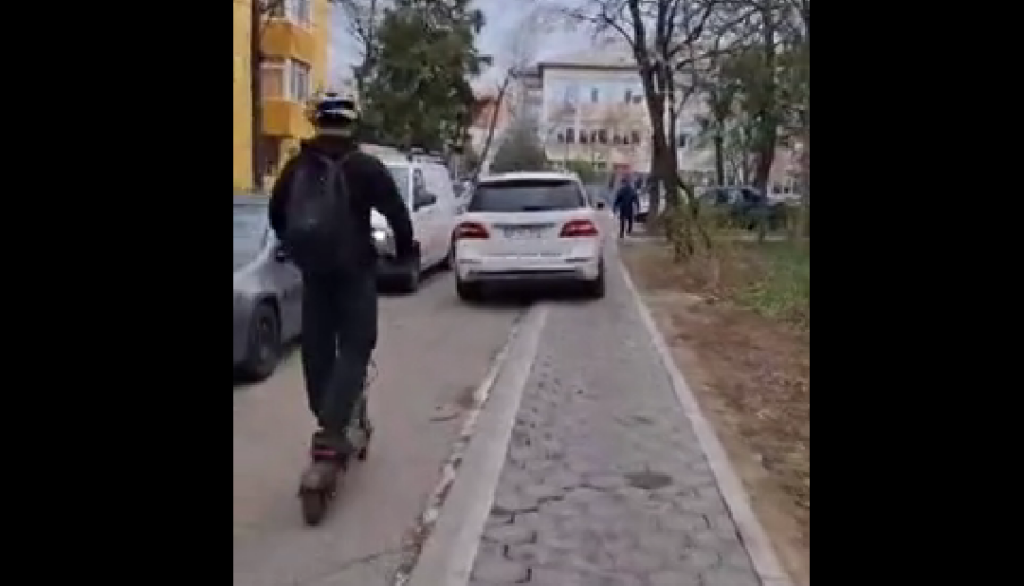 Nesimțire sau tupeu pe o stradă centrală din Iași? Șoferiță cu SUV Mercedes merge pe trotuar, pe „Acces interzis”, în zona școlii – VIDEO