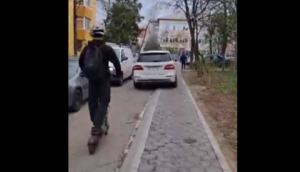 Nesimțire sau tupeu pe o stradă centrală din Iași? Șoferiță cu SUV Mercedes merge pe trotuar, pe „Acces interzis”, în zona școlii - VIDEO