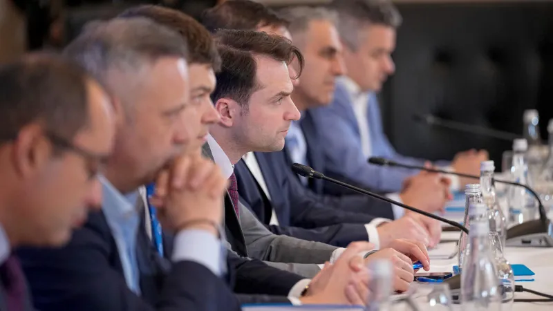 Toți sinecuriștii ministrului Burduja: consilieri și colegi din PNL, plasați în funcții foarte bănoase la companii din Energie