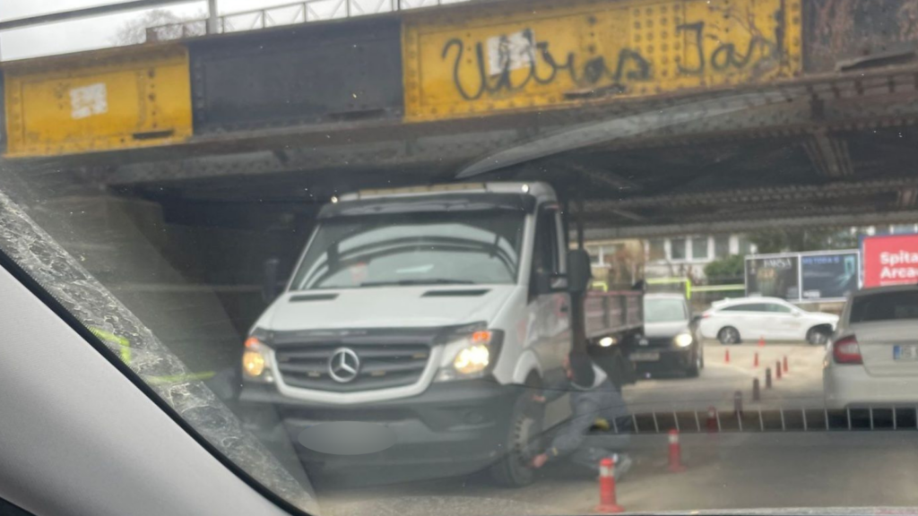 Incident în Pasajul Mircea: o camionetă prea înaltă a rămas blocată sub liniile CFR. Ideea salvatoare a șoferului