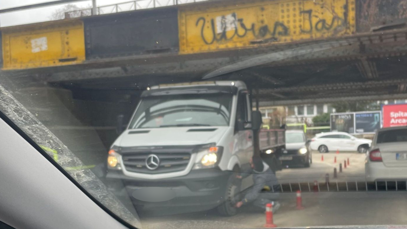 Incident în Pasajul Mircea: o camionetă prea înaltă a rămas blocată sub liniile CFR. Ideea salvatoare a șoferului