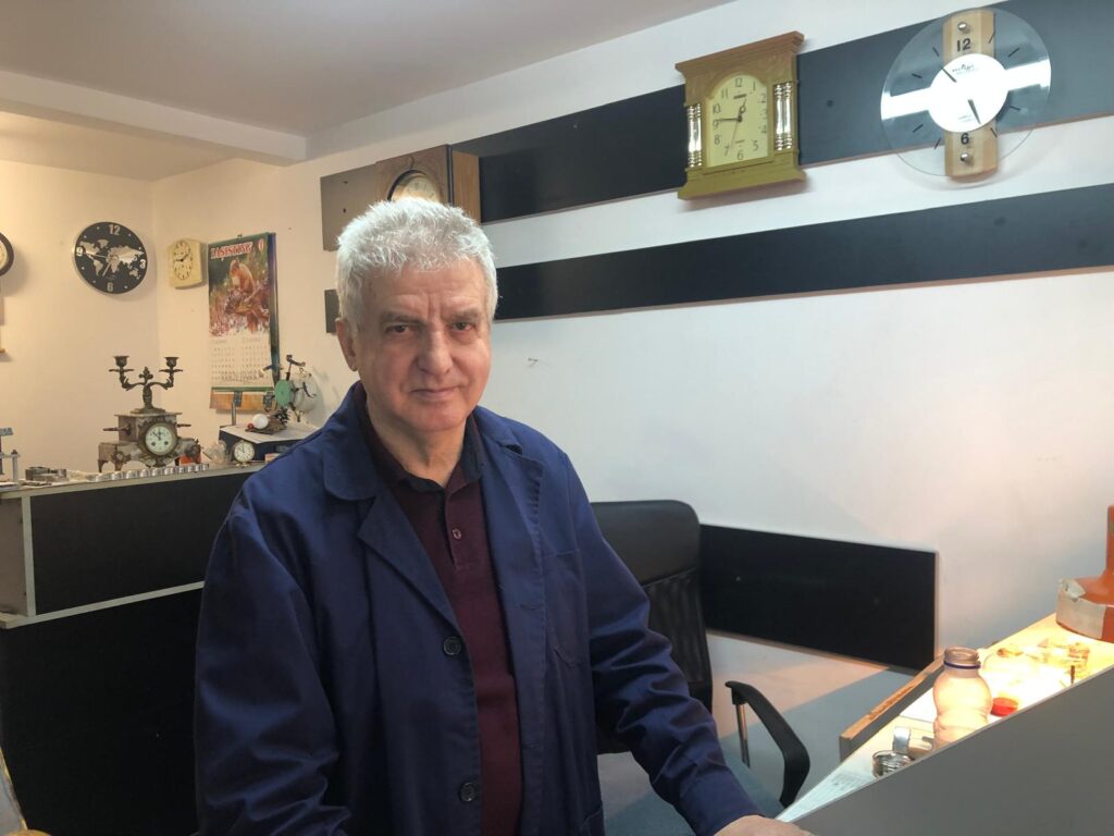 Timpul s-a oprit în mâinile lui nea Mihai. Povestea unuia dintre ultimii ceasornicari ai Iașului: A reparat 80.000 de ceasuri
