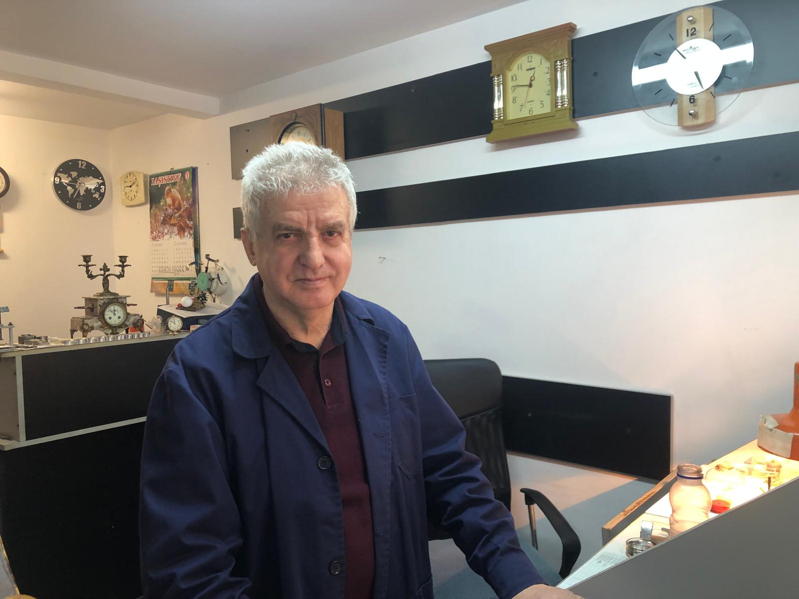 Timpul s-a oprit în mâinile lui nea Mihai. Povestea unuia dintre ultimii ceasornicari ai Iașului: A reparat 80.000 de ceasuri