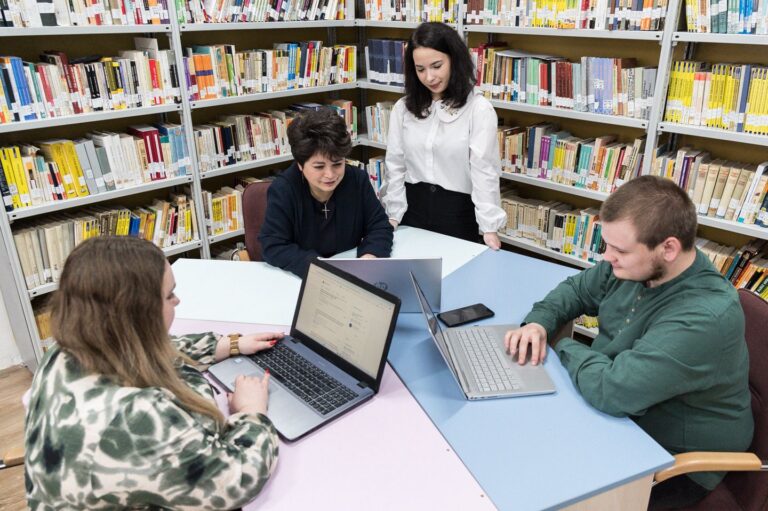 O echipă de cercetători ai UAIC a elaborat primul ghid românesc de tratament pentru dependența de internet la adolescenți - FOTO