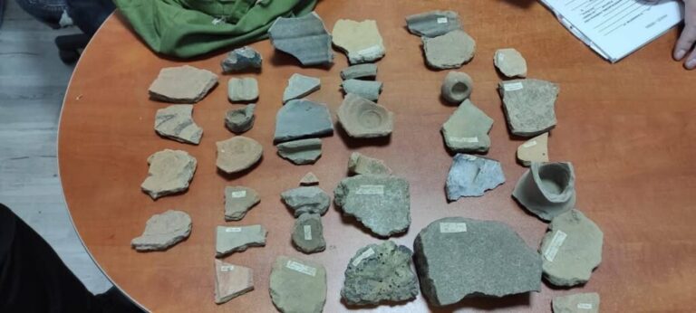 Misterul vestigiilor dacice descoperite la vânzare în talciocul din CUG se adâncește: etichetarea, una care nu se mai folosește demult de arheologi