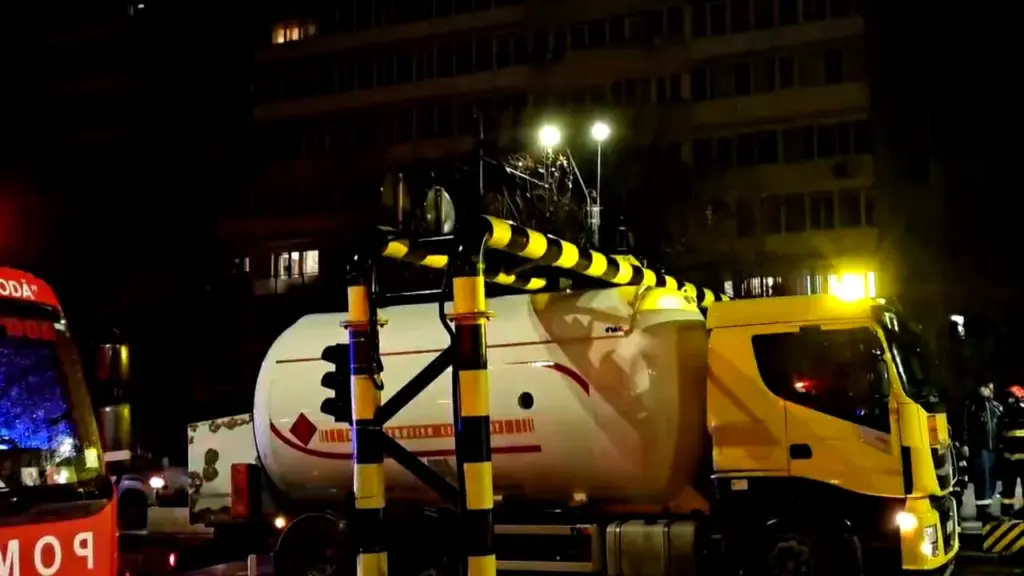 Un nou incident la Pasajul Unirii din București. O cisternă încărcată cu GPL s-a oprit într-una dintre porţile de gabarit