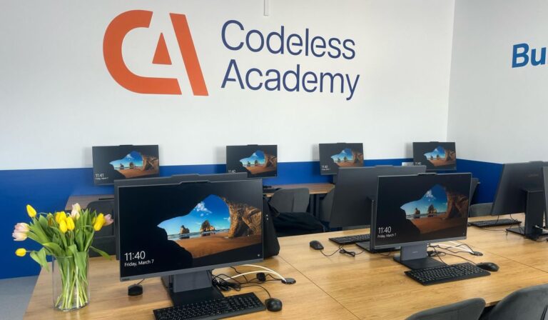 Laborator ultramodern finanțat de o companie olandeză la FEAA, în Copou. Este destinat studenților de la Informatică Economică