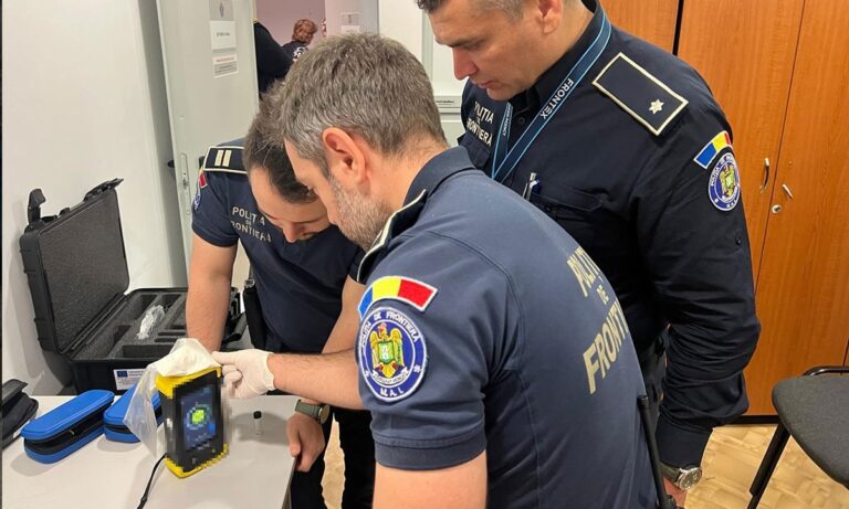 Capturi grele pe culoarul „Nimic de declarat” de la Aeroportul Iași. Control inopinat la haine, aur și țigări la cursa de Istanbul - VIDEO