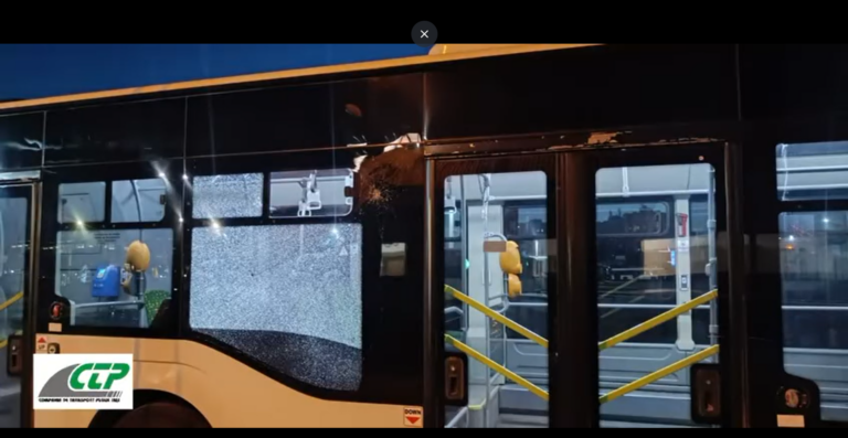 Incident grav într-un autobuz din Iași: geam spart cu o piatră de un călător agresiv