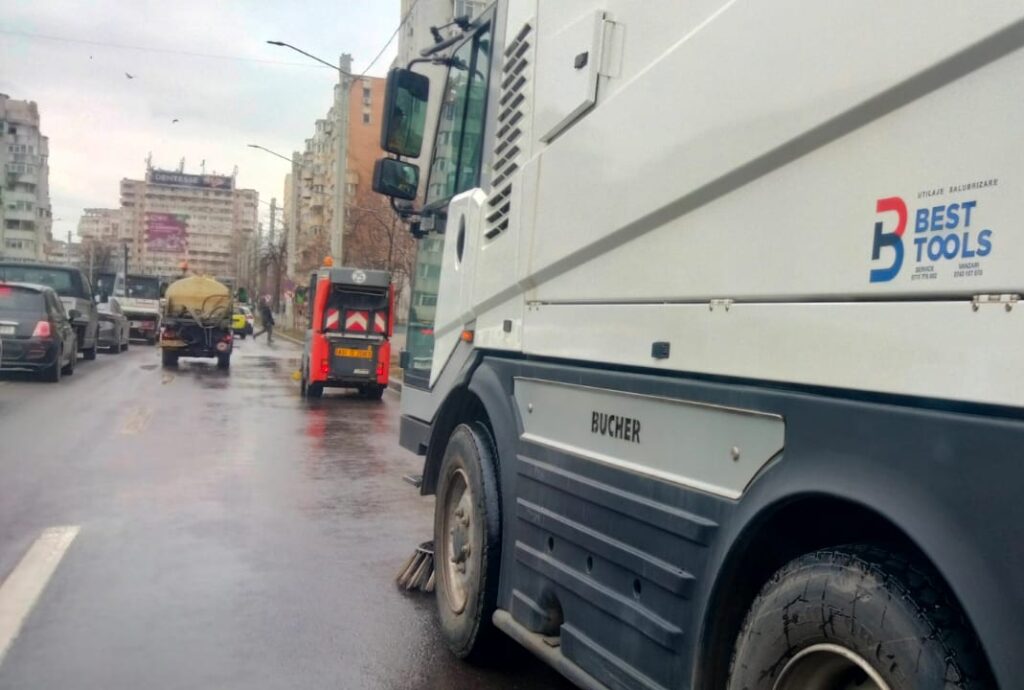  Nu parcați: se ridică mașini! A început curățenia de primăvară la Iași: amplă campanie de igienizare a șoselei Păcurari