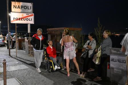 Locuitorii din Napoli şi-au petrecut noaptea pe străzi după ce oraşul a fost zguduit de un puternic cutremur de suprafaţă