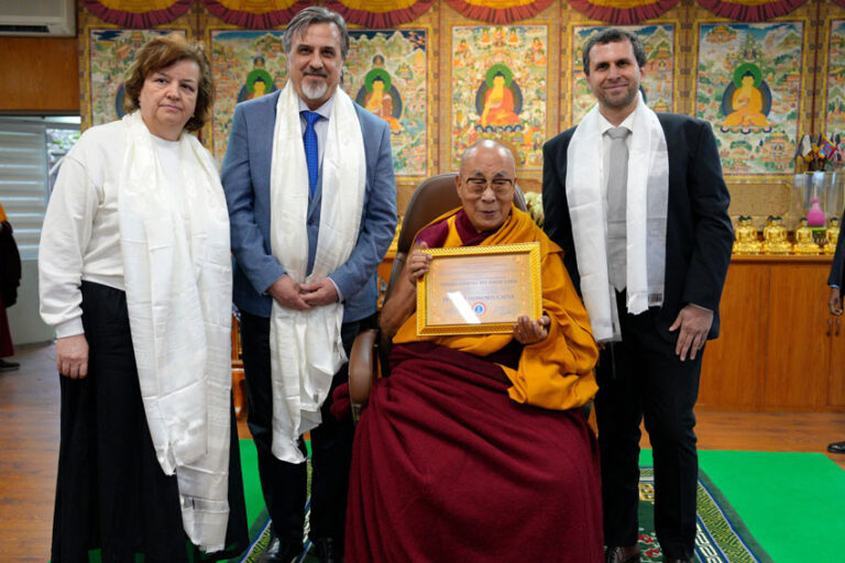 O universitate din Moldova l-a făcut Doctor Honoris Causa pe Dalai Lama