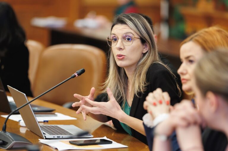 Diana Buzoianu (USR): Delir colectiv. RA-APPS susţine că nu cheltuie bani publici