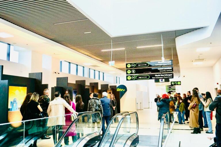 Avanpremiera Romanian Creative Week 2025: Expoziția-eveniment a lui Felix Aftene a dat startul celei mai importante platforme creative din UE, la Aeroportul Iași