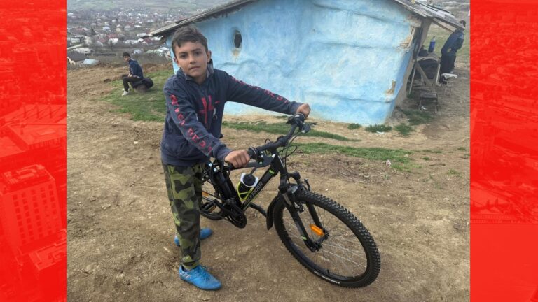 Fapte bune în Postul Paștelui: Fabian, un băiat de 9 ani, se va muta din casa de chirpici și fără electricitate într-una nouă