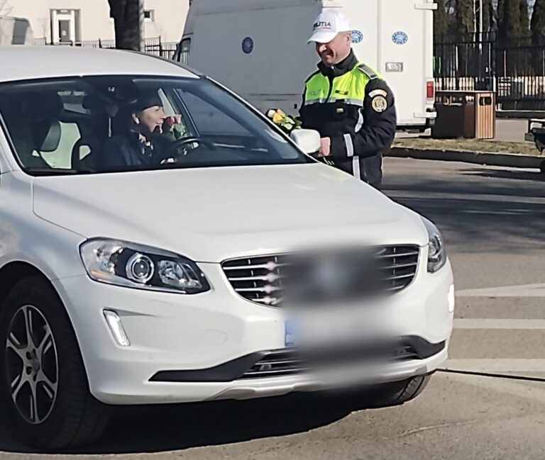 Poliția Rutieră din Iași a oprit azi femeile în trafic. Le-a oferit flori - FOTO