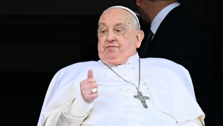 Papa Francisc a fost de mai multe ori în pragul decesului în spital şi era conştient de acest lucru, dezvăluie medicul său