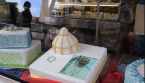 Papa Francisc a primit de la personalul Spitalului Gemelli un tort cu lumânări, la sărbătorirea a 12 ani de pontificat