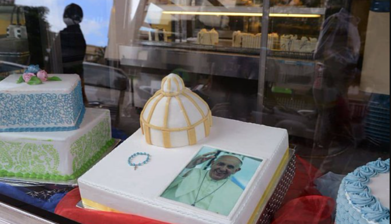 Papa Francisc a primit de la personalul Spitalului Gemelli un tort cu lumânări, la sărbătorirea a 12 ani de pontificat