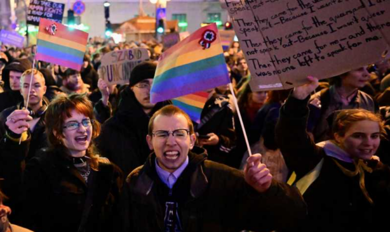 Președintele Ungariei a promulgat legea care interzice marșul Pride, sfidând toate criticile și protestele