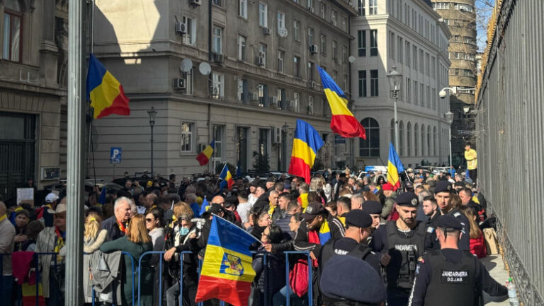 Călin Georgescu este așteptat la BEC să-și depună candidatura. Susținătorii lui au venit cu pancarte în fața sediului instituției