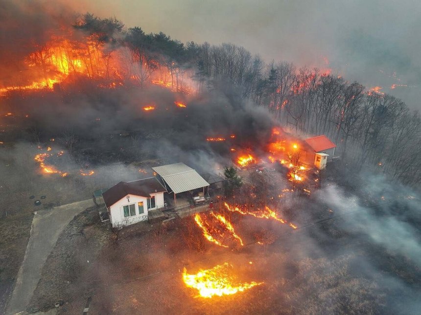Incendii de vegetaţie catastrofale în Coreea de Sud: 18 persoane decedate, 27.000 de persoane evacuate, un elicopter prăbuşit