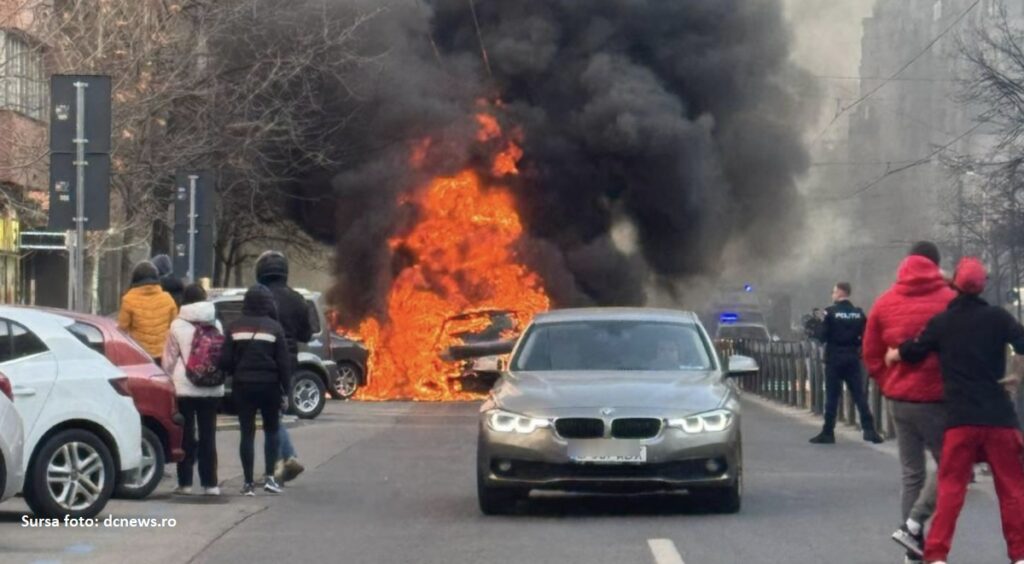 O mașină a luat foc pe Calea Moşilor din Capitală, iar incendiul s-a extins și la altele. Nu sunt victime