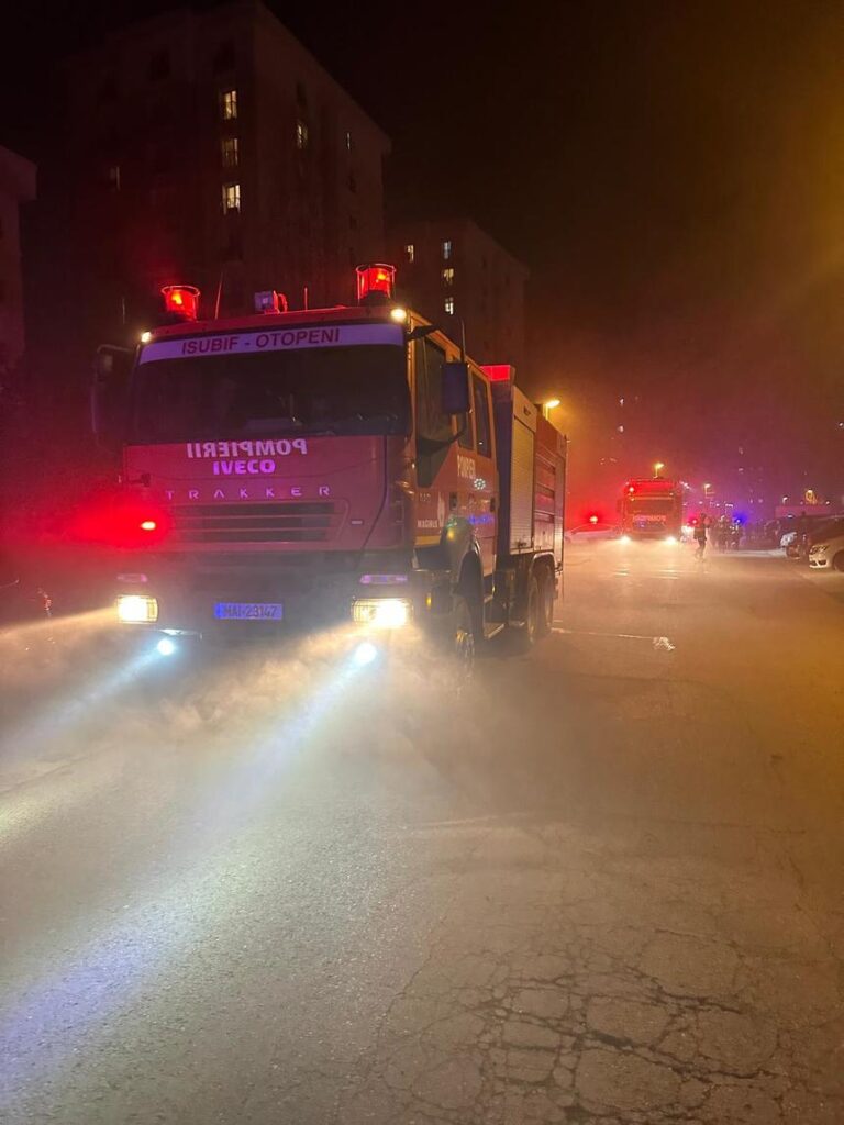 Intervenție cu zece autospeciale de stingere a unui incendiu cu degajare mare de fum, în parcarea subterană a unui complex din Ştefăneştii de Jos
