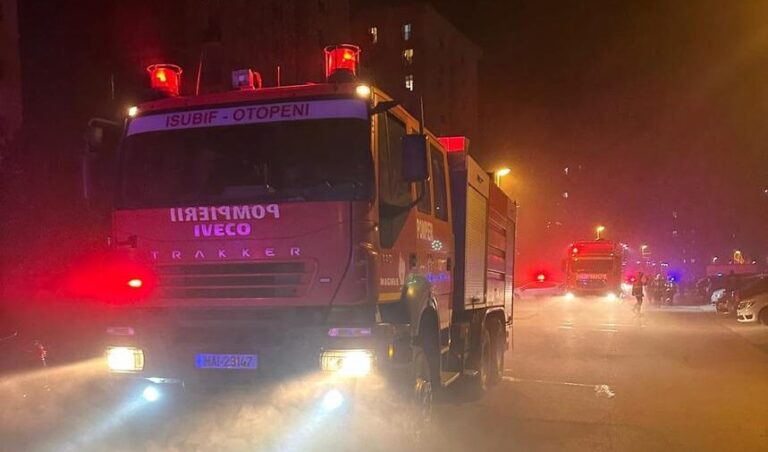 Intervenție cu zece autospeciale de stingere a unui incendiu cu degajare mare de fum, în parcarea subterană a unui complex din Ştefăneştii de Jos