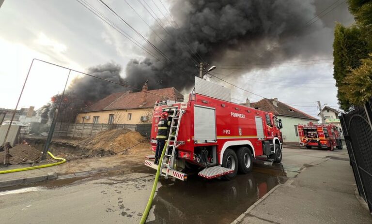 UPDATE Un incendiu de proporţii a izbucnit la un depozit din municipiul Sibiu 
