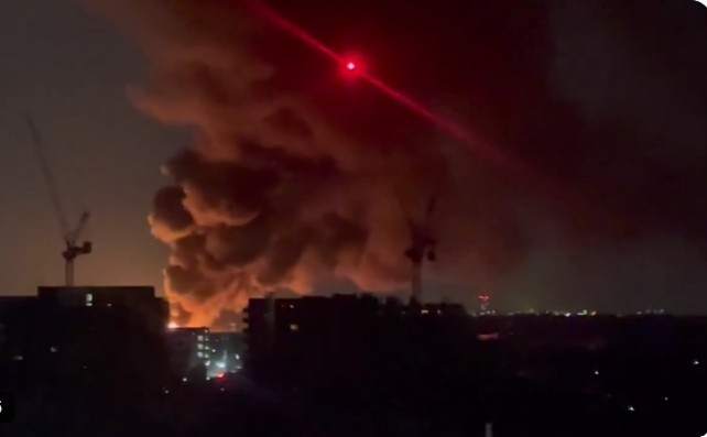 Incident sau act de terorism? Ancheta în cazul incendiului care a cauzat închiderea aeroportului Heathrow este condusă de poliţia antiterorism