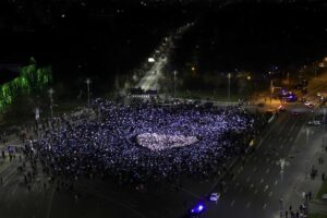 UPDATE Mii de persoane, la mitingul ”EuRo Manifest” din Piaţa Victoriei. Restricţii de circulaţie - VIDEO