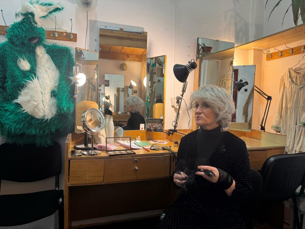 „La cabine”, o călătorie intensă și intimă a spectatorilor în culisele teatrului, dincolo de cortină. „Este un exercițiu să mă uit în ochii spectatorului meu unic”