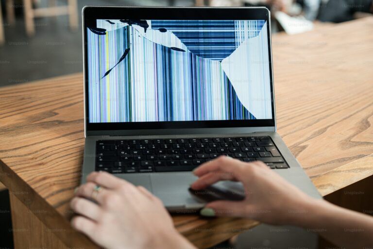 Proces de ani de zile la Drumuri Naționale Iași, din cauza unui laptop foarte vechi ce nu funcționează decât ținut în priză. S-a cerut expertiză externă