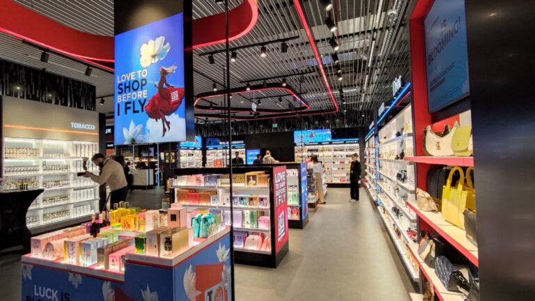 Magazinul duty-free din noul terminal al Aeroportului Iași a primit botezul oficial
