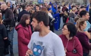 Mii de persoane, la mitingul ”EuRo Manifest” din Piaţa Victoriei. Restricţii de circulaţie - VIDEO