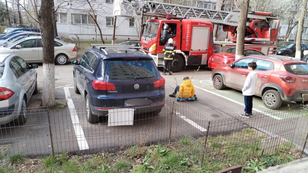 Pericol pe strada Mircea cel Bătrân: Pompierii au intervenit, după ce bucăți din tencuiala unui bloc s-au desprins