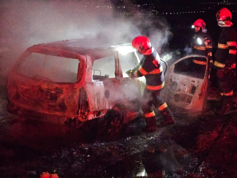 Mașină mistuită de flăcări în zona Bucium. De la ce ar fi pornit incendiul