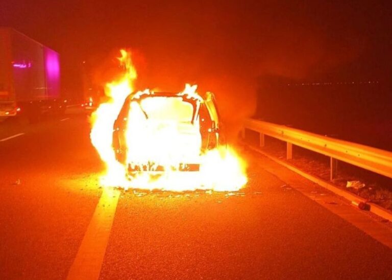 O maşină a luat foc pe autostrada Timişoara- Lugoj, iar şoferul este de negăsit - FOTO