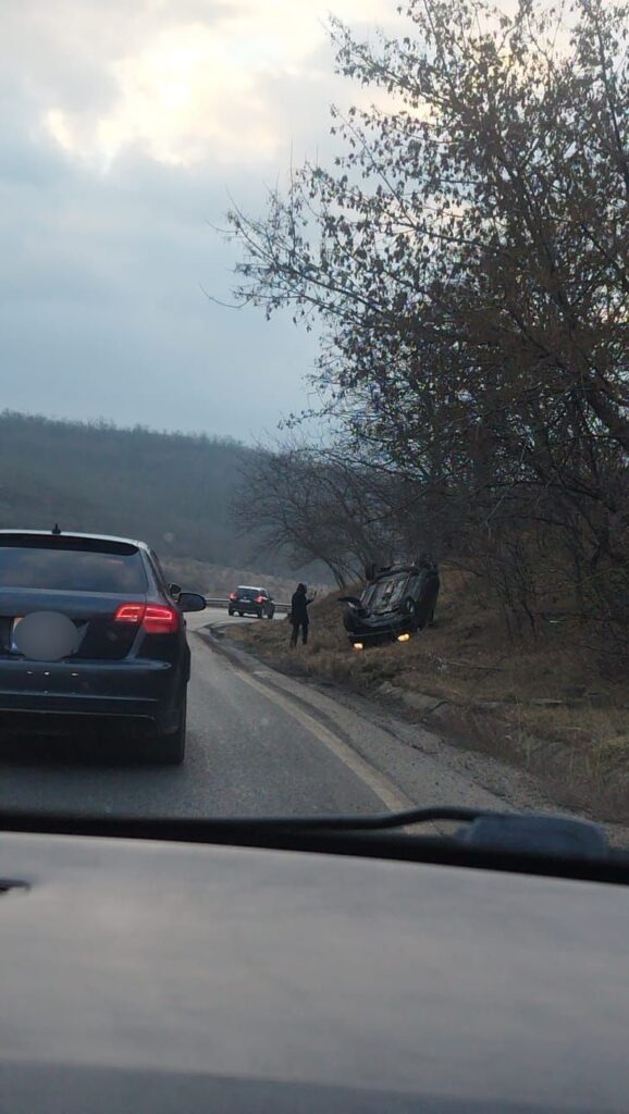  Mașină cu roțile în sus, la Vânători. Șoferița a reușit să iasă singură din autoturism