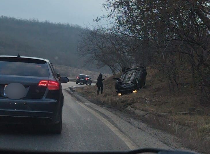 Mașină cu roțile în sus, la Vânători. Șoferița a reușit să iasă singură din autoturism