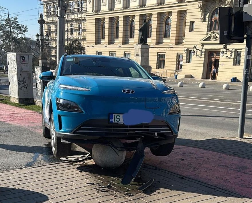 Operă neconvențională de artă sau accident bizar în Copou? Până și polițiștii locali s-au amuzat – VIDEO/FOTO