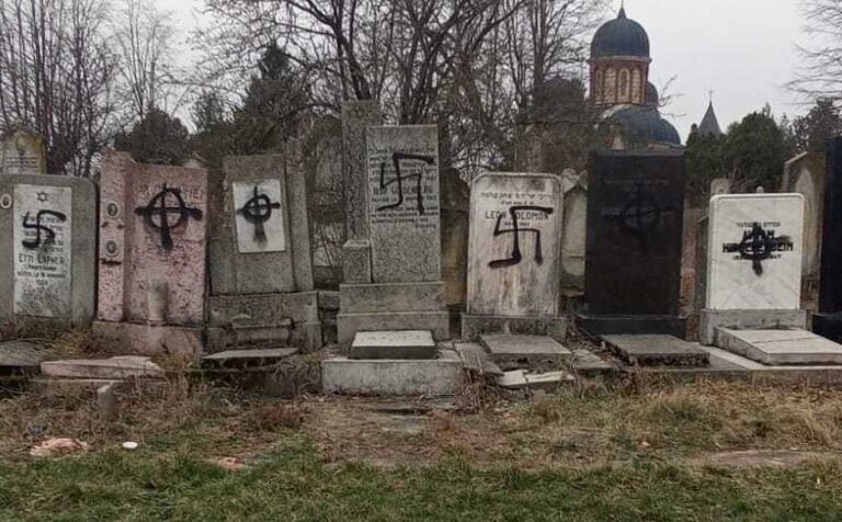 Monumente din Cimitirul evreiesc din Bacău au fost vandalizate 