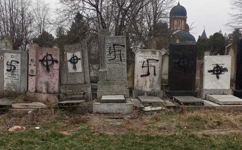  Monumente din Cimitirul evreiesc din Bacău au fost vandalizate 