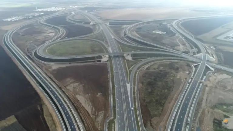 Cum arată cele mai spectaculoase noduri de autostradă din România? Sunt în trei orașe ce au împreună sub 100.000 locuitori. Unul este în județul Iași