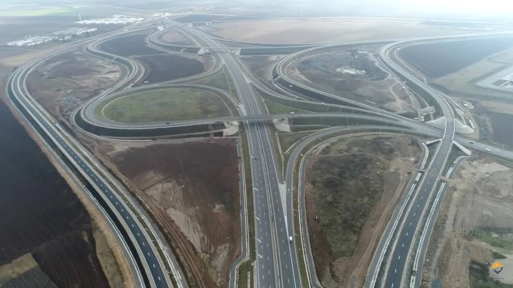 Cum arată cele mai spectaculoase noduri de autostradă din România? Sunt în trei orașe ce au împreună sub 100.000 locuitori. Unul este în județul Iași