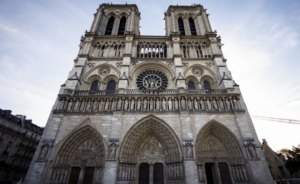 Un bărbat a escaladat Catedrala Notre-Dame, apoi s-a aruncat cu parapanta de pe schelă