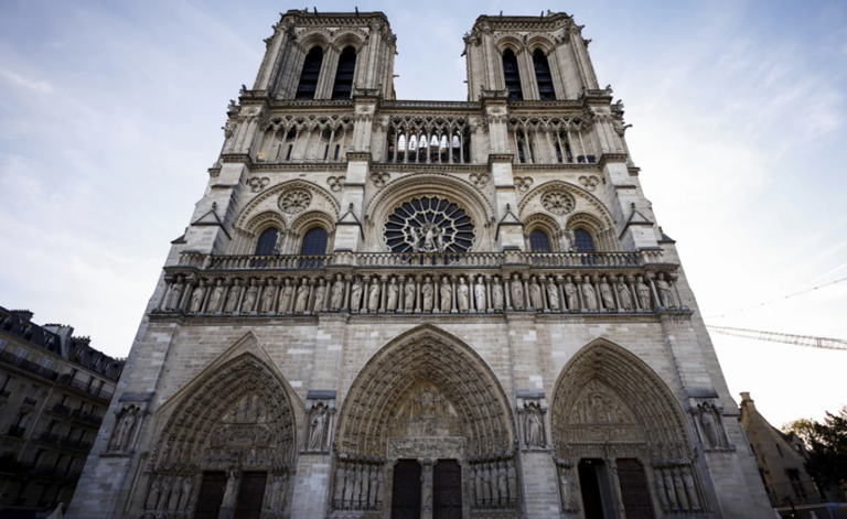 Un bărbat a escaladat Catedrala Notre-Dame, apoi s-a aruncat cu parapanta de pe schelă