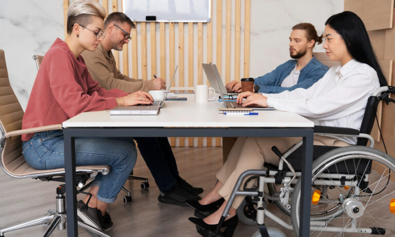 STUDIU: Sunt aproape un milion de români cu dizabilităţi, iar 66% dintre români se tem să nu jignească în interacţiunea cu ei