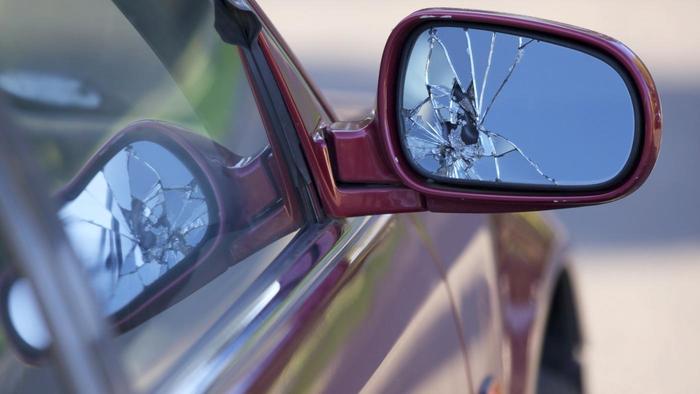 NEMAIAUZIT Incident rutier în fața curții - A sunat la 112 să anunțe că oglinda mașinii sale a fost spartă de mașina tatălui, beat la volan, Martor, al doilea fiu
